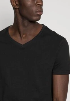 Pier One 5 PACK - T-Shirt Basic - White/blue/black 13 Pier One 5 PACK - T-Shirt Basic - White/blue/black -Bekleidungs Verkauf 04339dc8a41b4f87892bcf5988fa14bc