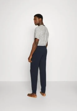 Pier One 2 PACK - Nachtwäsche Hose - Dark Blue/mottled Light Grey 11 Pier One 2 PACK - Nachtwäsche Hose - Dark Blue/mottled Light Grey -Bekleidungs Verkauf 058df6f0d3f34a2aaf1cb22da08558a8