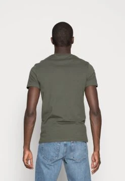 Pier One 3 PACK - T-Shirt Basic - Black/grey/green 10 Pier One 3 PACK - T-Shirt Basic - Black/grey/green -Bekleidungs Verkauf 302b28ae9cfb4ba48ebdbc5d108d4998