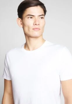 Pier One 2 PACK - T-Shirt Basic - White/dark Blue -Bekleidungs Verkauf 5d6a04d994e343d2903cc2c1666bad4b