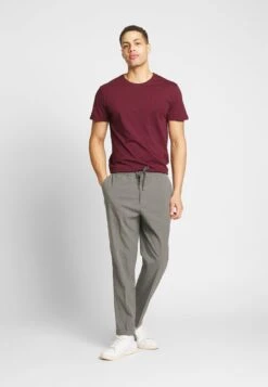 Bekleidungs Verkauf -Bekleidungs Verkauf 7d46c406b4f84647b7fcf18328327658