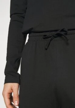 Pier One Nachtwäsche Set - Black 12 Pier One Nachtwäsche Set - Black -Bekleidungs Verkauf 842cc55e81224f6ca06ad94aae25d25c