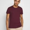 Pier One T-Shirt Basic - Bordeaux 1 Pier One T-Shirt Basic - Bordeaux -Bekleidungs Verkauf 960df8d62e7b47a6822fb4f27e309b57