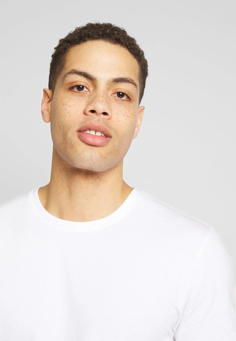 Pier One 3 PACK - T-Shirt Basic - White/dark Blue/red 7 Pier One 3 PACK - T-Shirt Basic - White/dark Blue/red – Bild 5