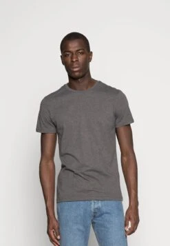 Pier One 3 PACK - T-Shirt Basic - Black/grey/green 12 Pier One 3 PACK - T-Shirt Basic - Black/grey/green -Bekleidungs Verkauf ee89d58fc61140e19ce307b0b3b5e4cf