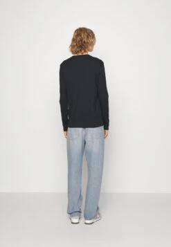 Pier One 5 PACK - Langarmshirt - White/dark Blue/black 10 Pier One 5 PACK - Langarmshirt - White/dark Blue/black -Bekleidungs Verkauf f535302a43fa4b80a1a3b6c44bddcdfe