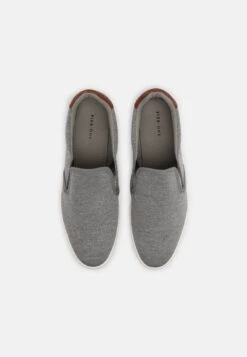 Pier One UNISEX - Slipper - Dark Grey 11 Pier One UNISEX - Slipper - Dark Grey -Bekleidungs Verkauf fd4006995ad74583bd5d996537dcc72b